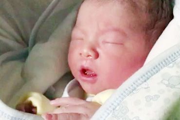 小美女天使宝宝晚上7点出生，六斤半五十厘米