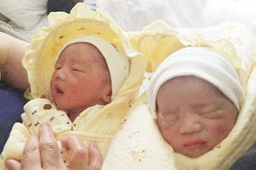 恭喜北京李氏夫妇成功抱上双胞胎