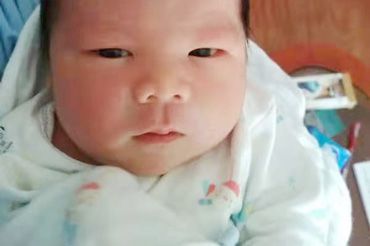 下午5点48分，侧切加撕裂2公分，顺产下女婴6.8斤