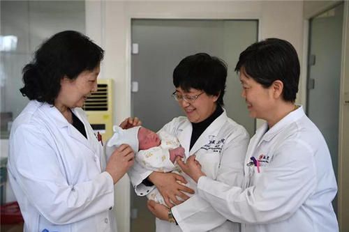 “管二代”诞生!中国首例试管婴儿郑萌珠在京