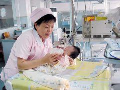 广州助代妈女吃橙子可以缓解孕吐促进食欲