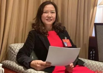 无条件为非婚生育的小孩上户籍推进了代妈权益的一大步，拉拉生育的小孩落户不再是问题