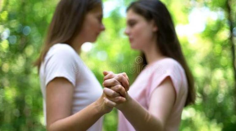 试管婴儿技术不仅是不孕不育夫妻的福音，还为同性情侣解决了生子这一难题